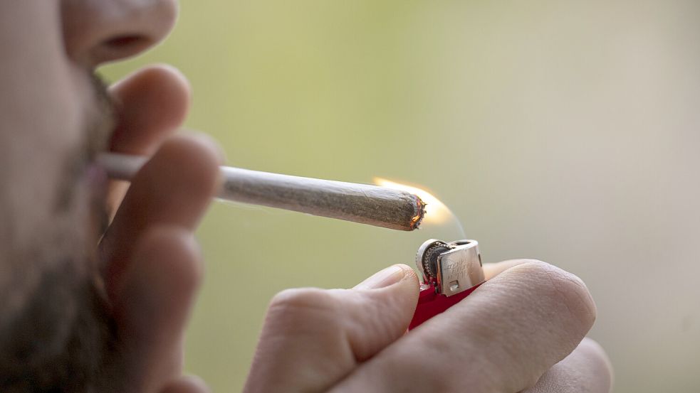 Ein Mann zündet sich einen Joint an. Seit dem 1. April ist der Cannabis-Konsum in Deutschland teilweise legal. Foto: Albert/DPA