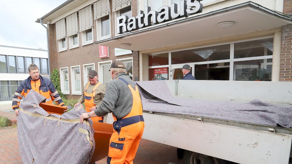 Mitarbeiter des Bauhofes der Gemeinde Barßel transportieren die ersten Möbel aus dem Rathaus. Bilder: Passmann