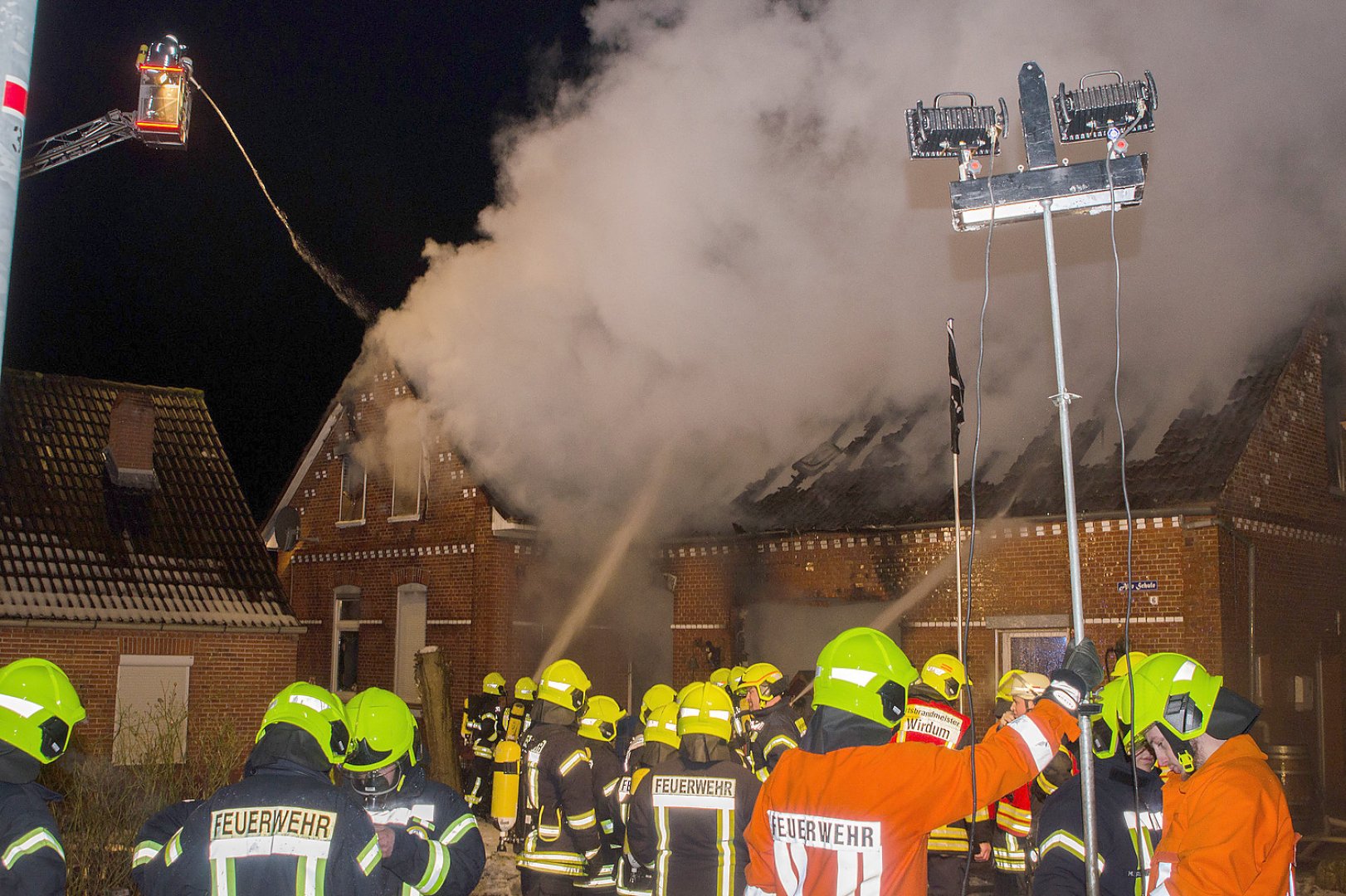 Brand in alter Schule Wirdum - Bild 1