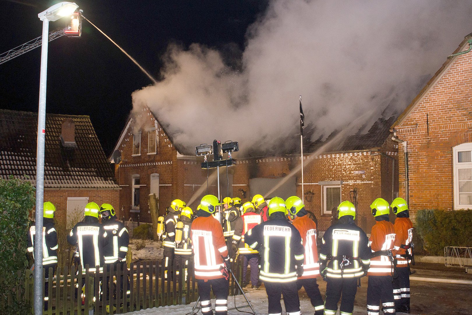 Brand in alter Schule Wirdum - Bild 5