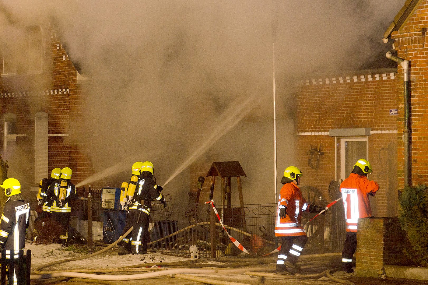 Brand in alter Schule Wirdum - Bild 6