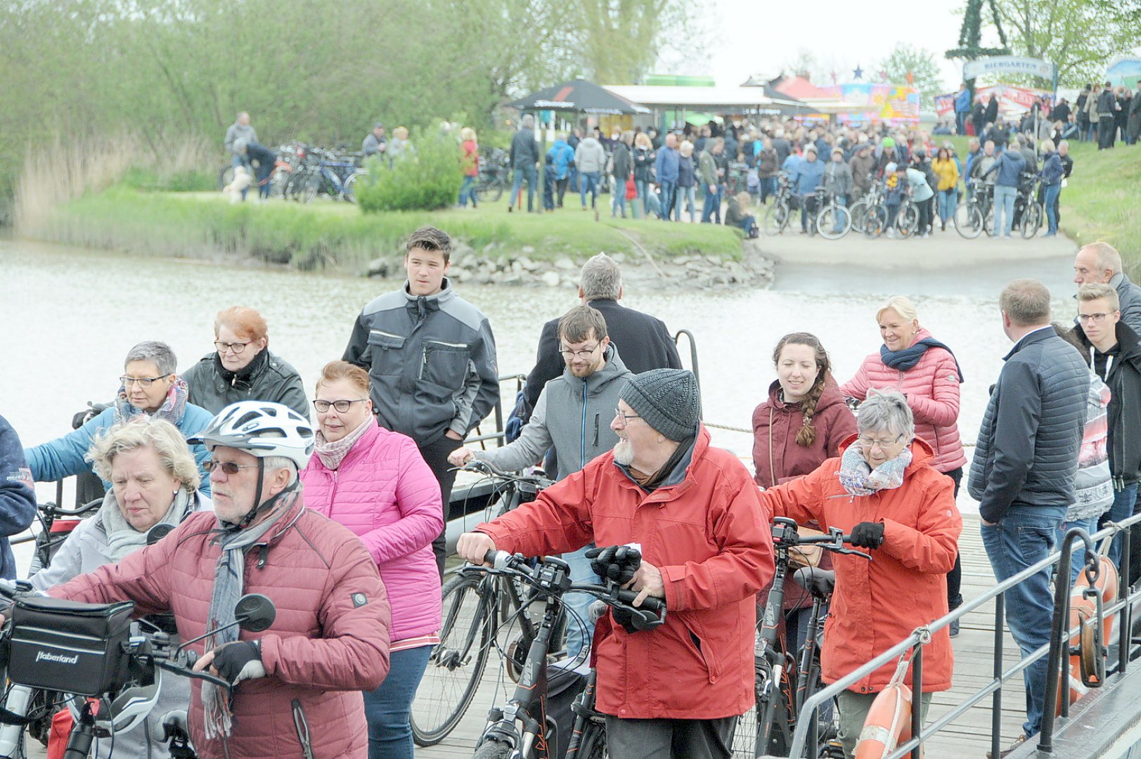 Rund 4000 Menschen kamen zur Püteneröffnung nach Leer-Wiltshausen - Bild 1