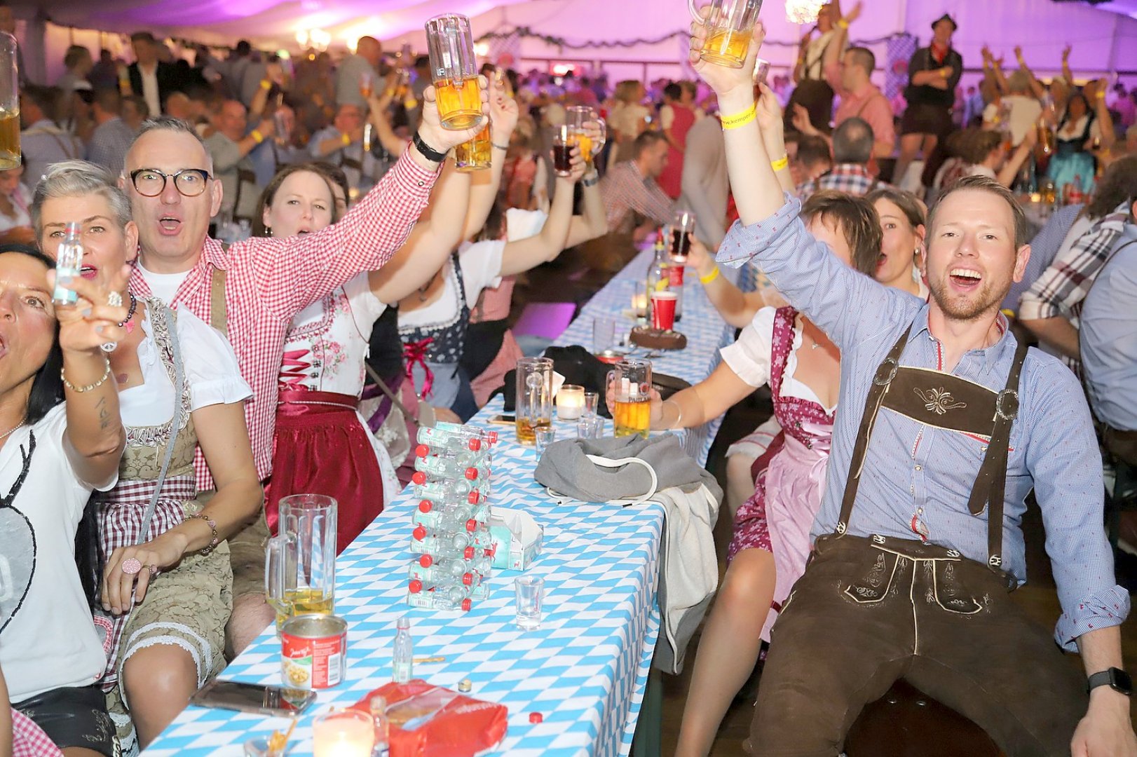 Zünftiges Oktoberfest mit Blasmusik und Fassbier - Bild 1