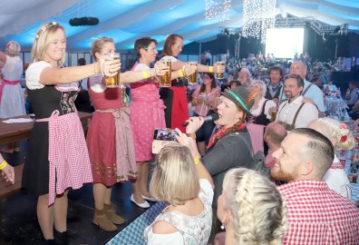 Zünftiges Oktoberfest mit Blasmusik und Fassbier - Bild 2