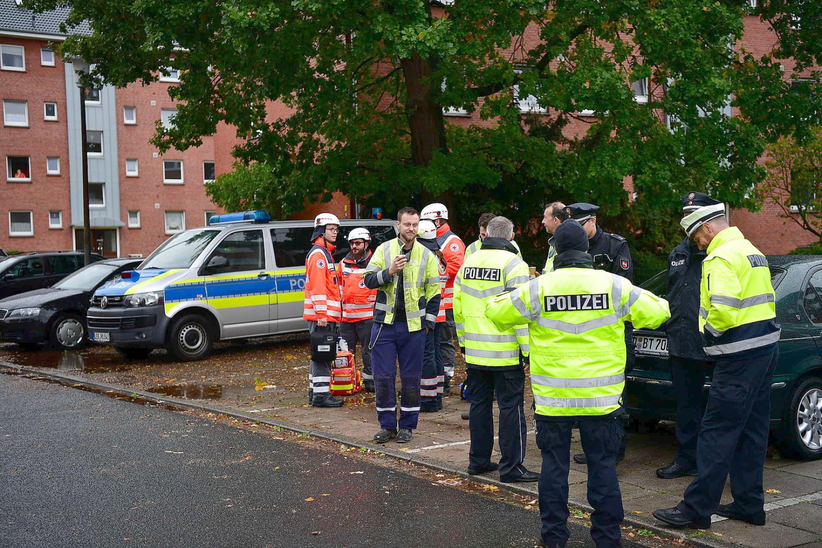 Großer Einsatz nach Explosion in Emden - Bild 1