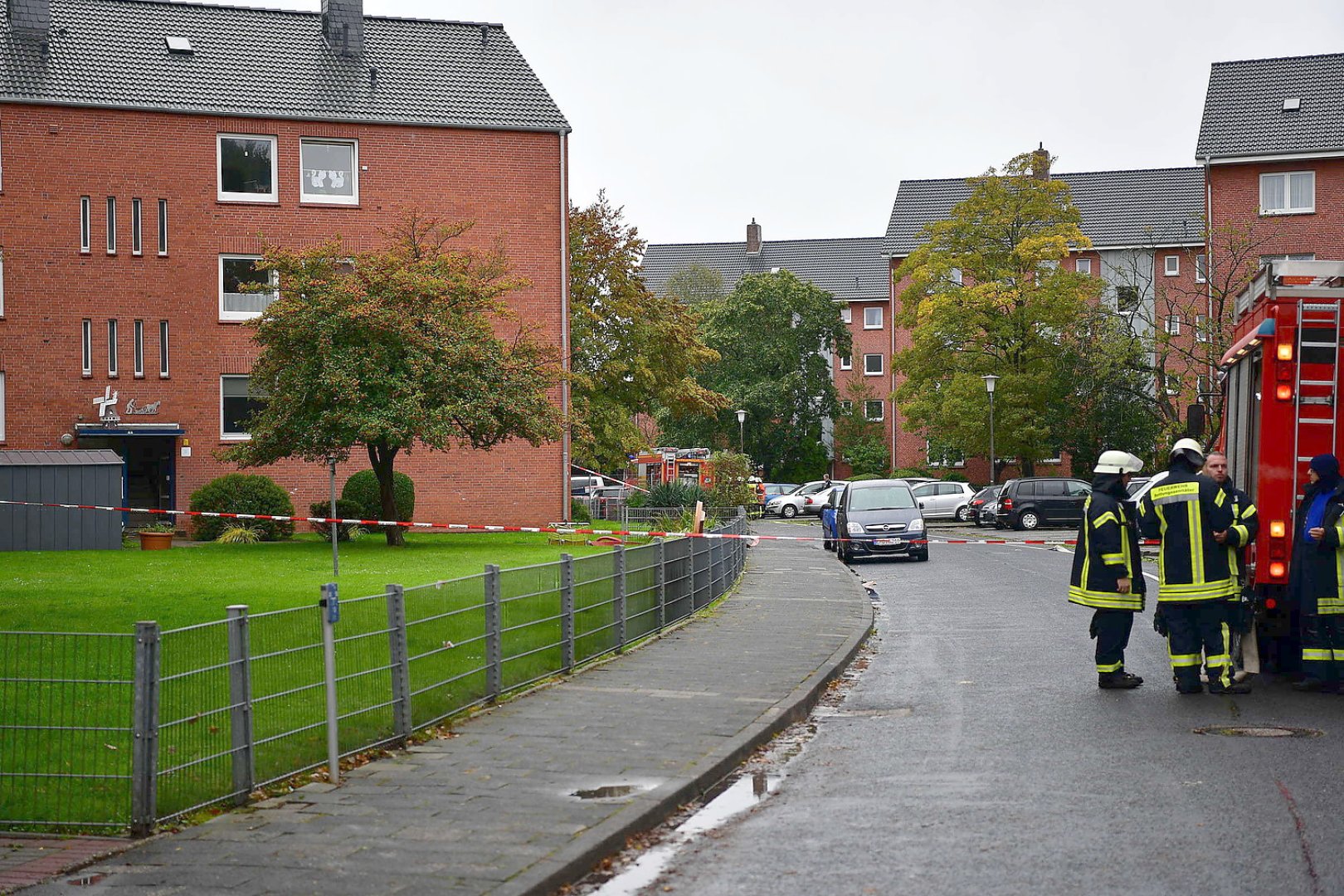 Großer Einsatz nach Explosion in Emden - Bild 7