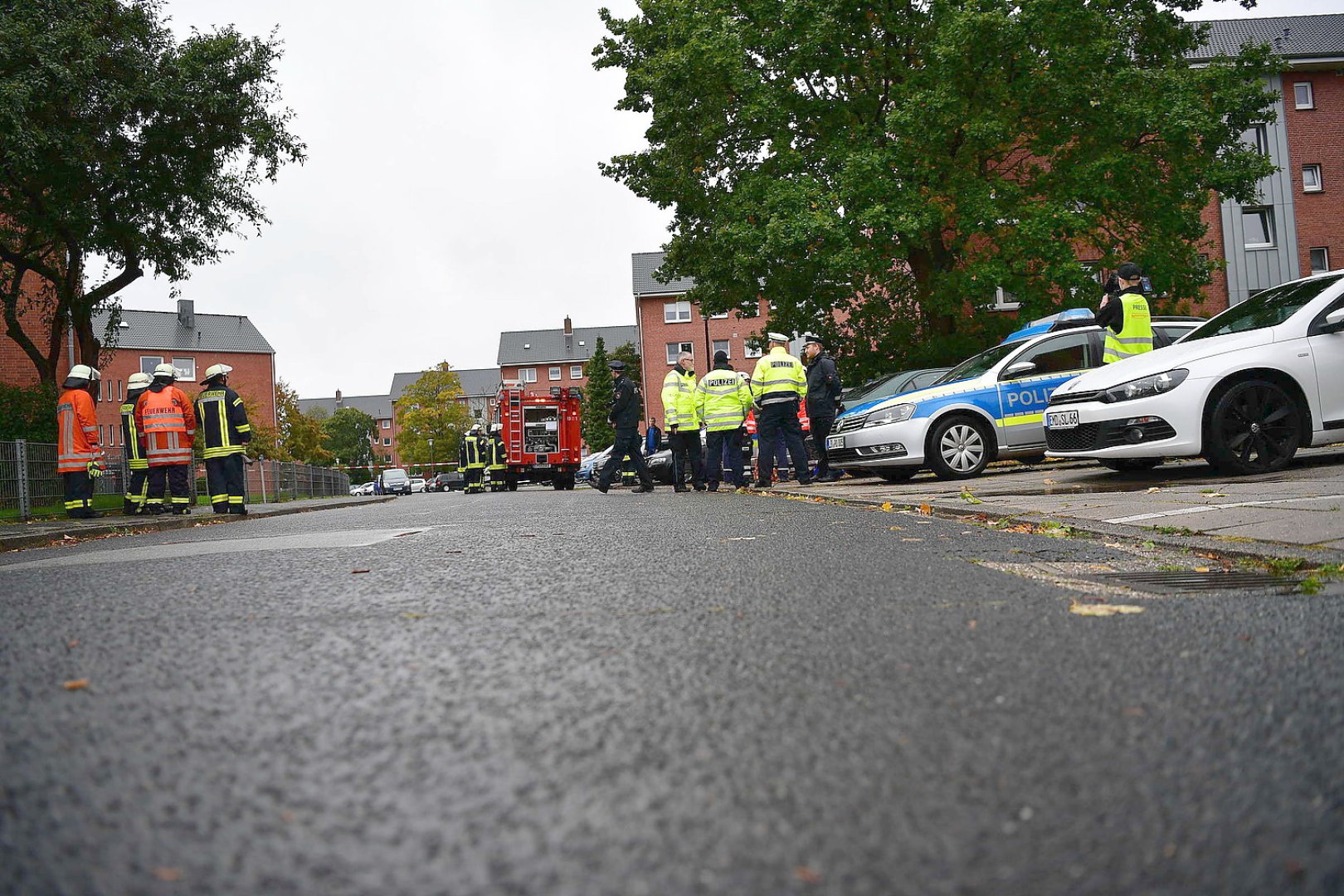 Großer Einsatz nach Explosion in Emden - Bild 8