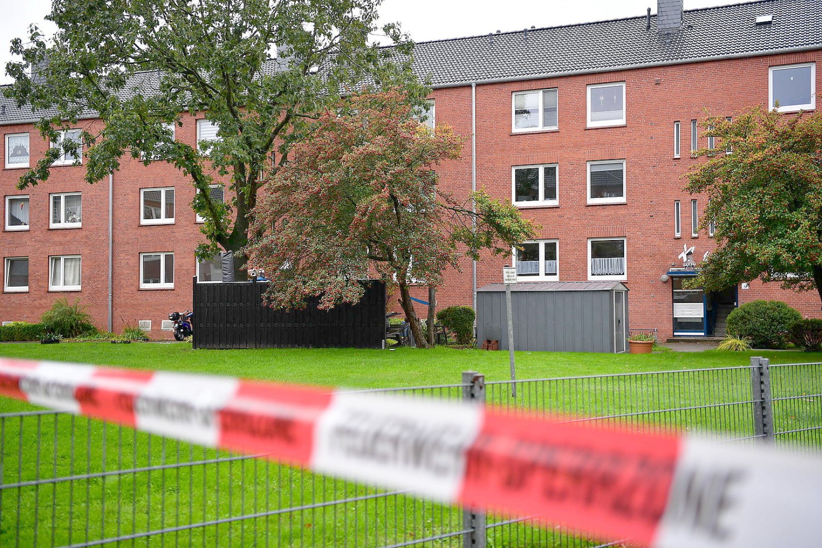 Großer Einsatz nach Explosion in Emden - Bild 10