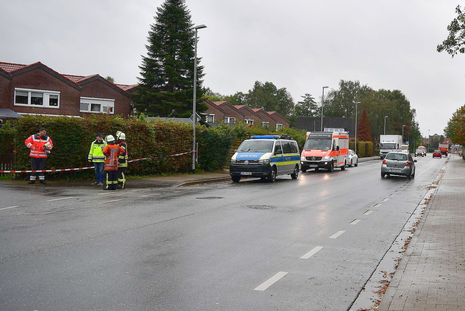 Großer Einsatz nach Explosion in Emden - Bild 12