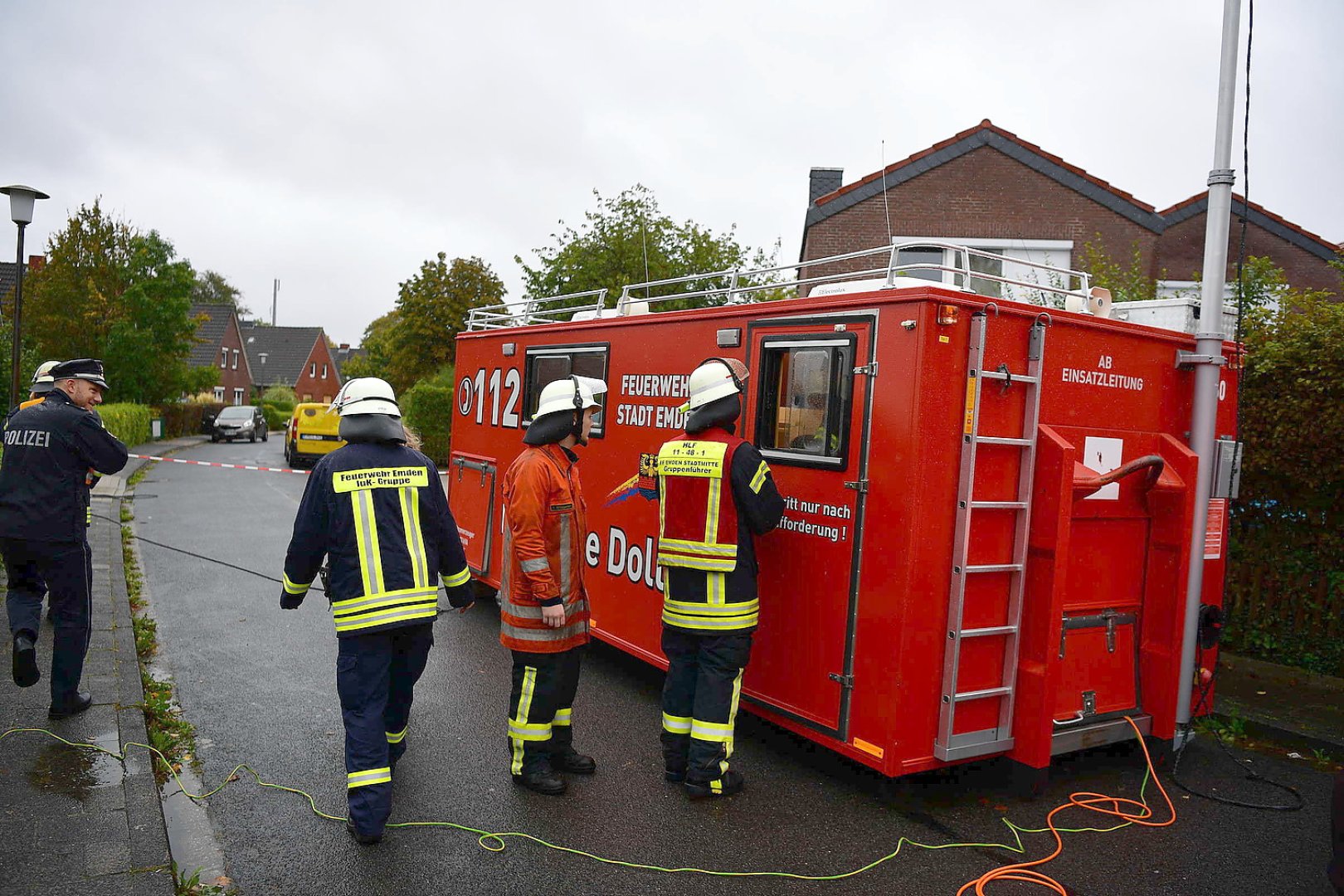 Großer Einsatz nach Explosion in Emden - Bild 13