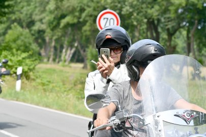 Mindestens 15.000 Motorradfahrer fuhren für Kilian - Bild 12