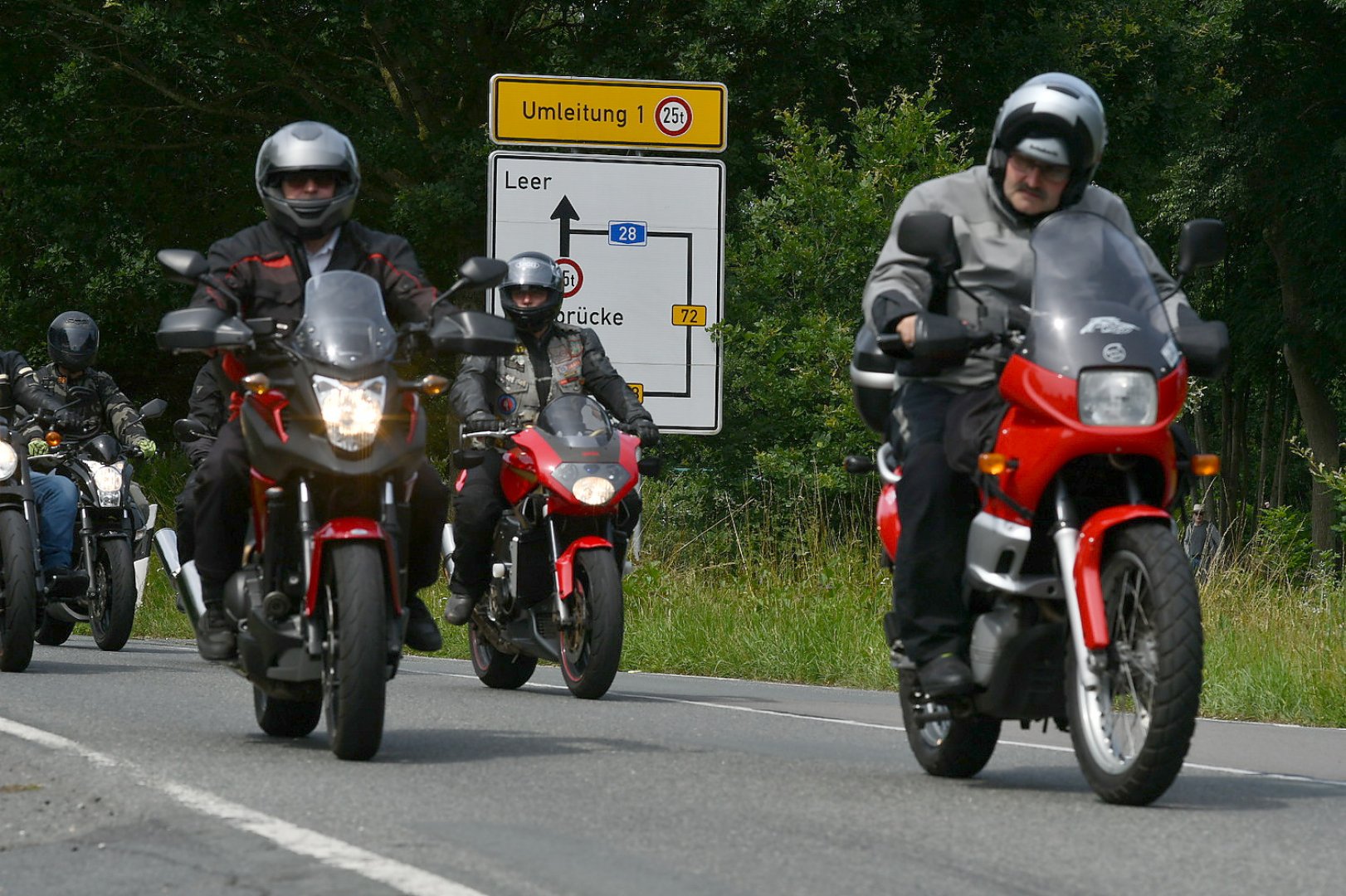 Mindestens 15.000 Motorradfahrer fuhren für Kilian - Bild 16