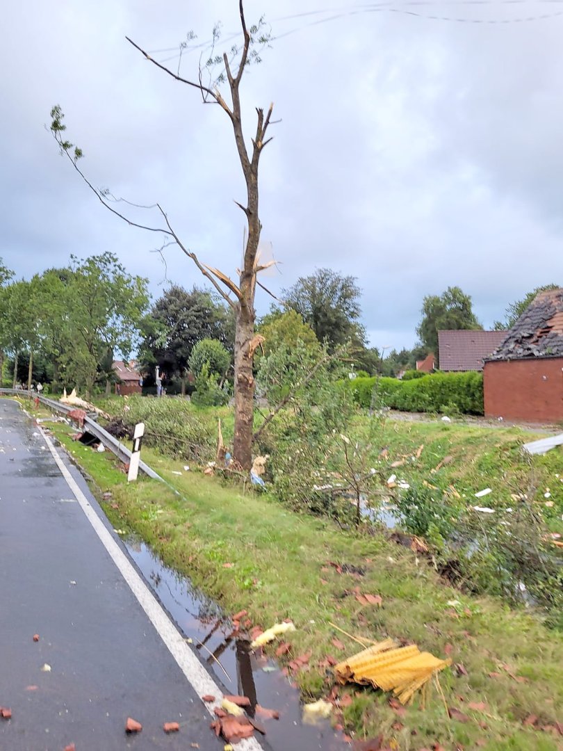 Tornado fegt über Ostfriesland - Bild 22