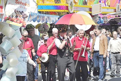 246. Pfingstmarkt in Bunde wird gut besucht  - Bild 7