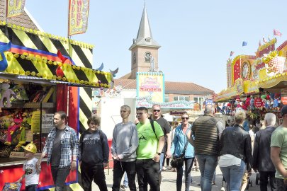 246. Pfingstmarkt in Bunde wird gut besucht  - Bild 11