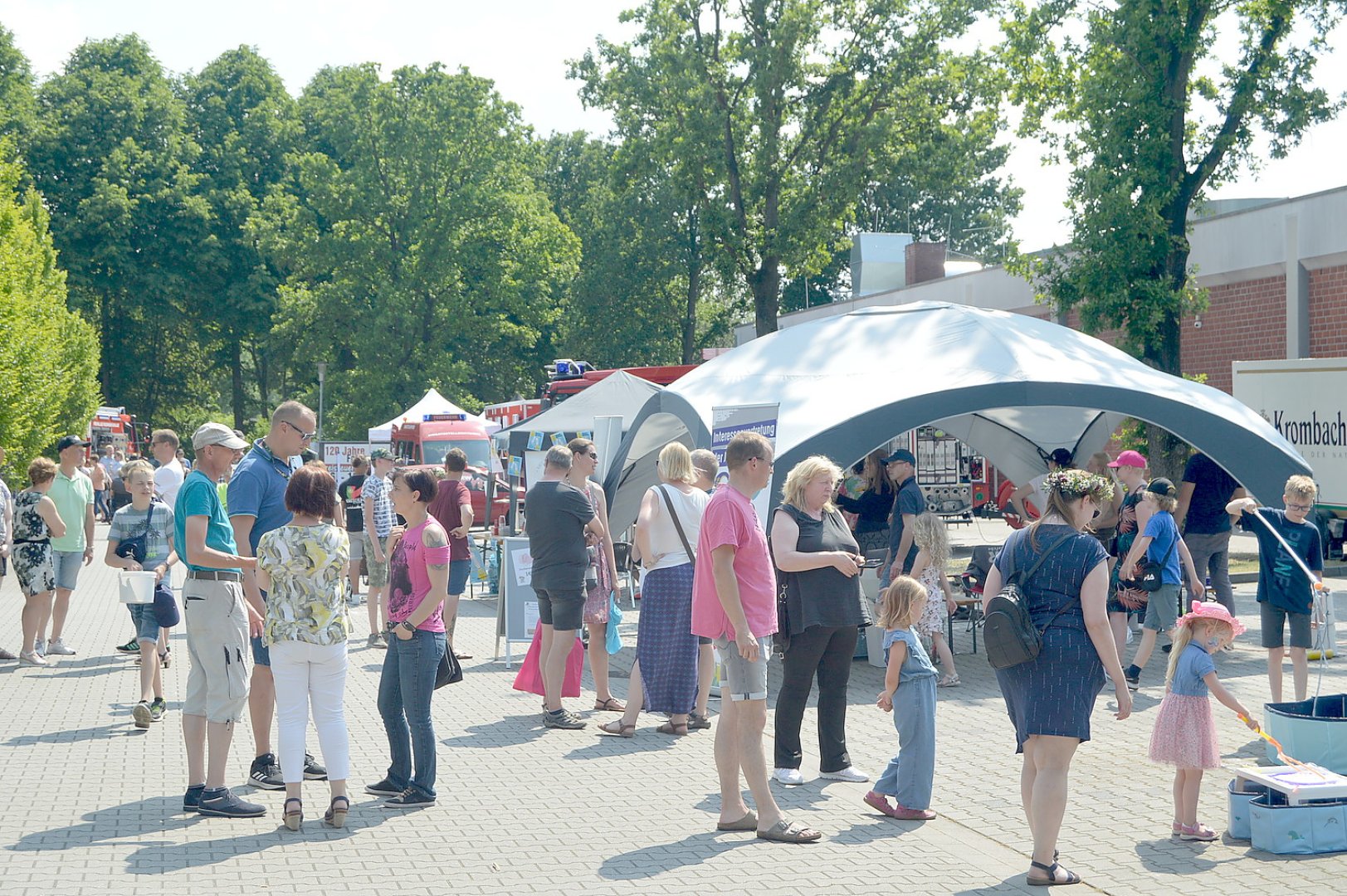 Sommerwetter bei Fehntjer Rathausfest - Bild 11