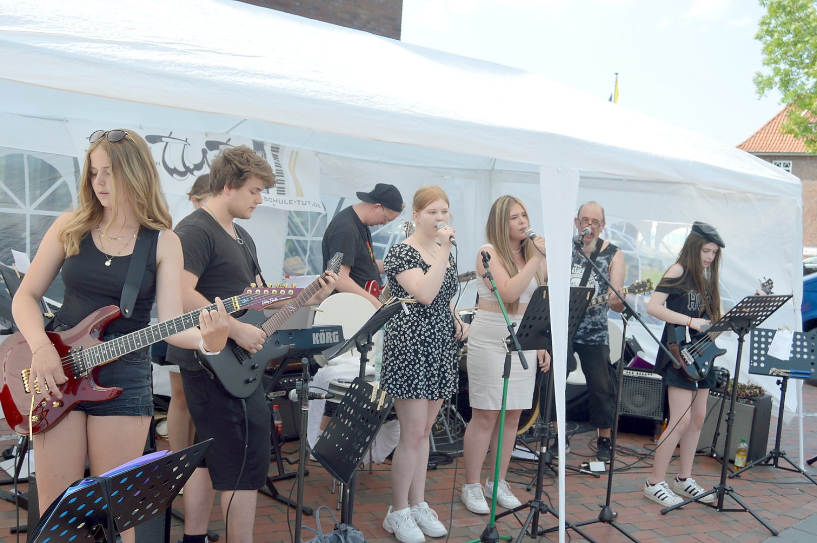 Sommerwetter bei Fehntjer Rathausfest - Bild 17