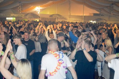 Disco-Abend auf Ostrhauderfehner Schützenfest - Bild 3