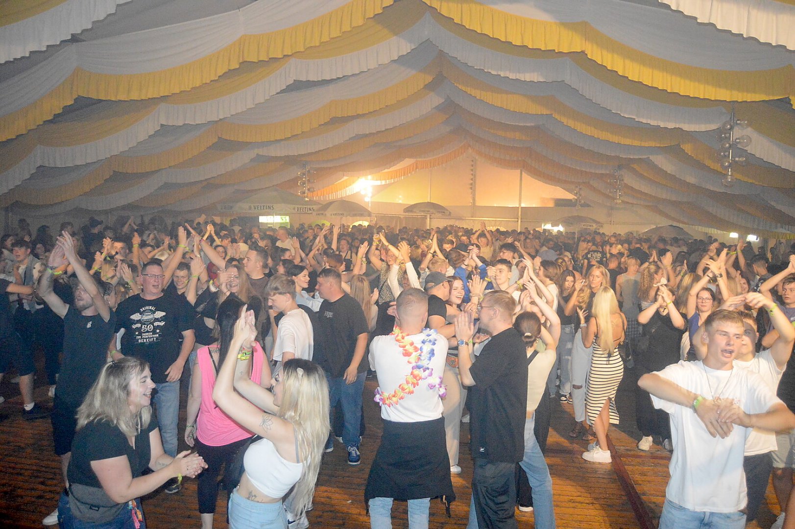 Disco-Abend auf Ostrhauderfehner Schützenfest - Bild 4