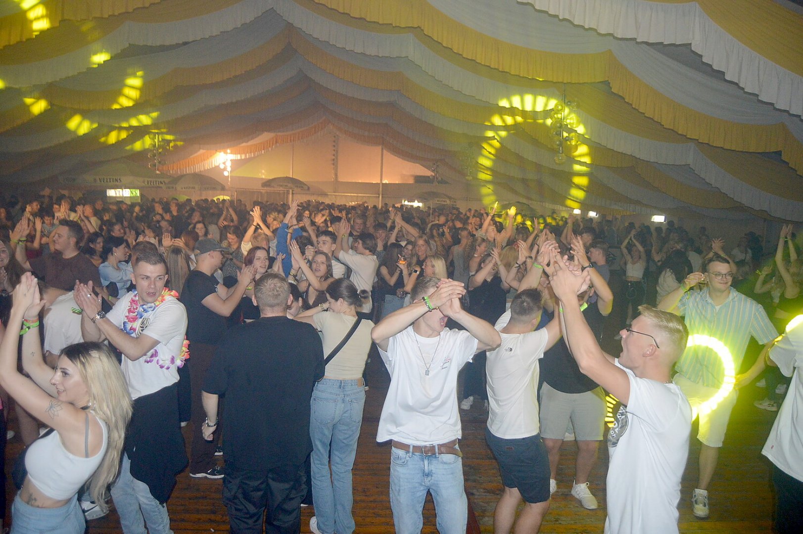 Disco-Abend auf Ostrhauderfehner Schützenfest - Bild 6