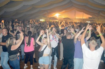 Disco-Abend auf Ostrhauderfehner Schützenfest - Bild 7