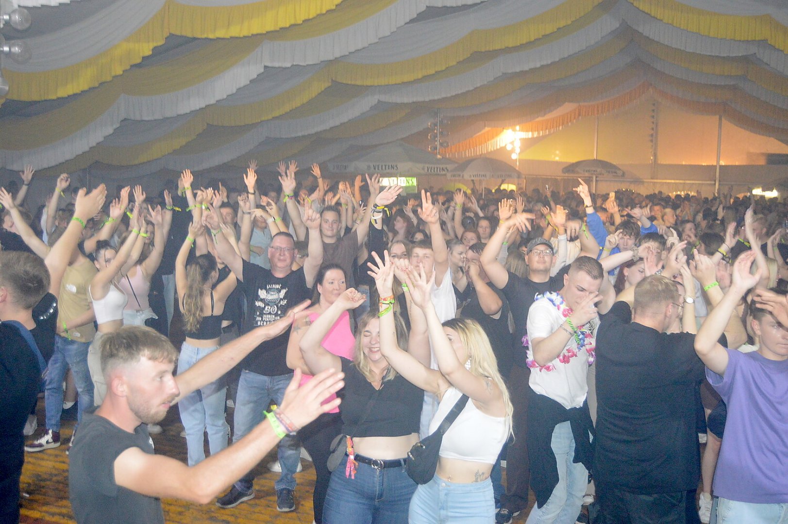 Disco-Abend auf Ostrhauderfehner Schützenfest - Bild 8