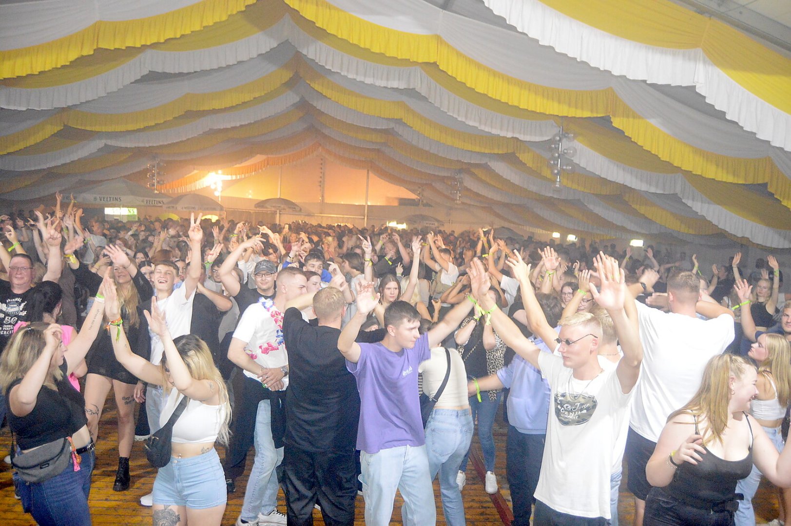 Disco-Abend auf Ostrhauderfehner Schützenfest - Bild 9