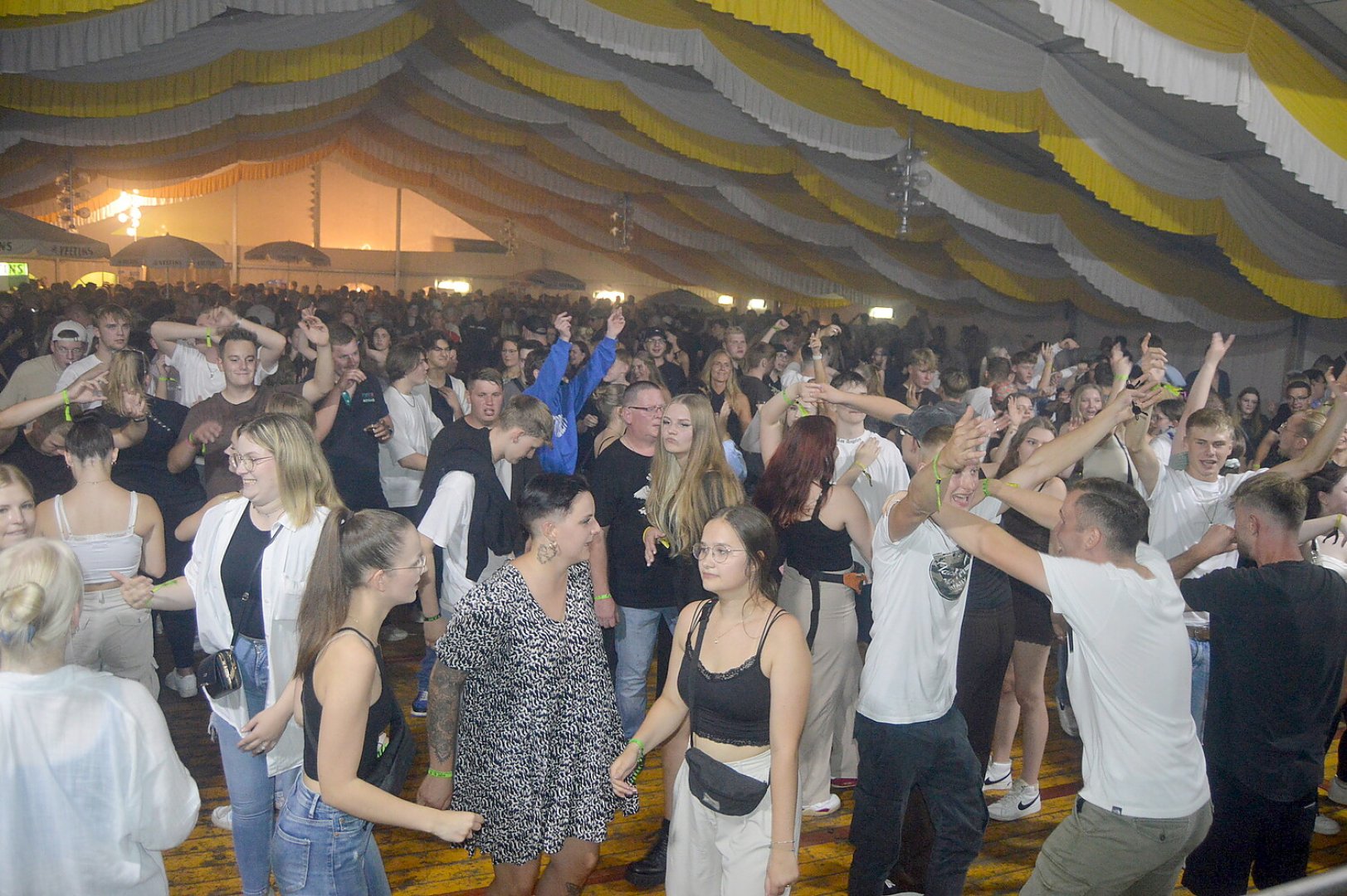 Disco-Abend auf Ostrhauderfehner Schützenfest - Bild 16