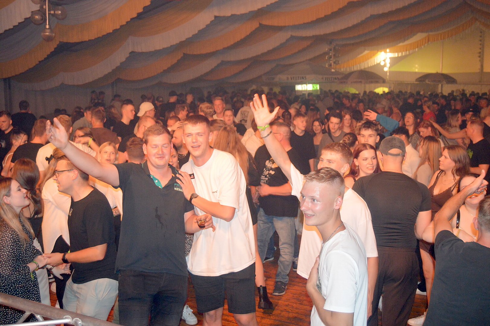 Disco-Abend auf Ostrhauderfehner Schützenfest - Bild 19