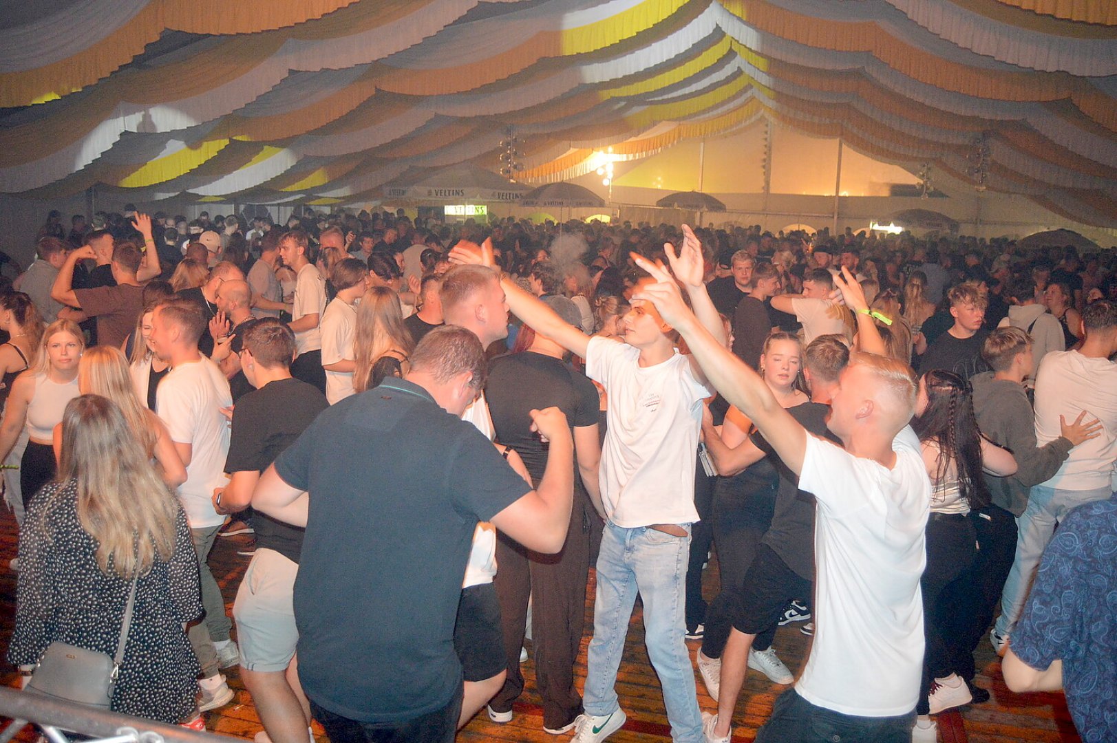 Disco-Abend auf Ostrhauderfehner Schützenfest - Bild 21