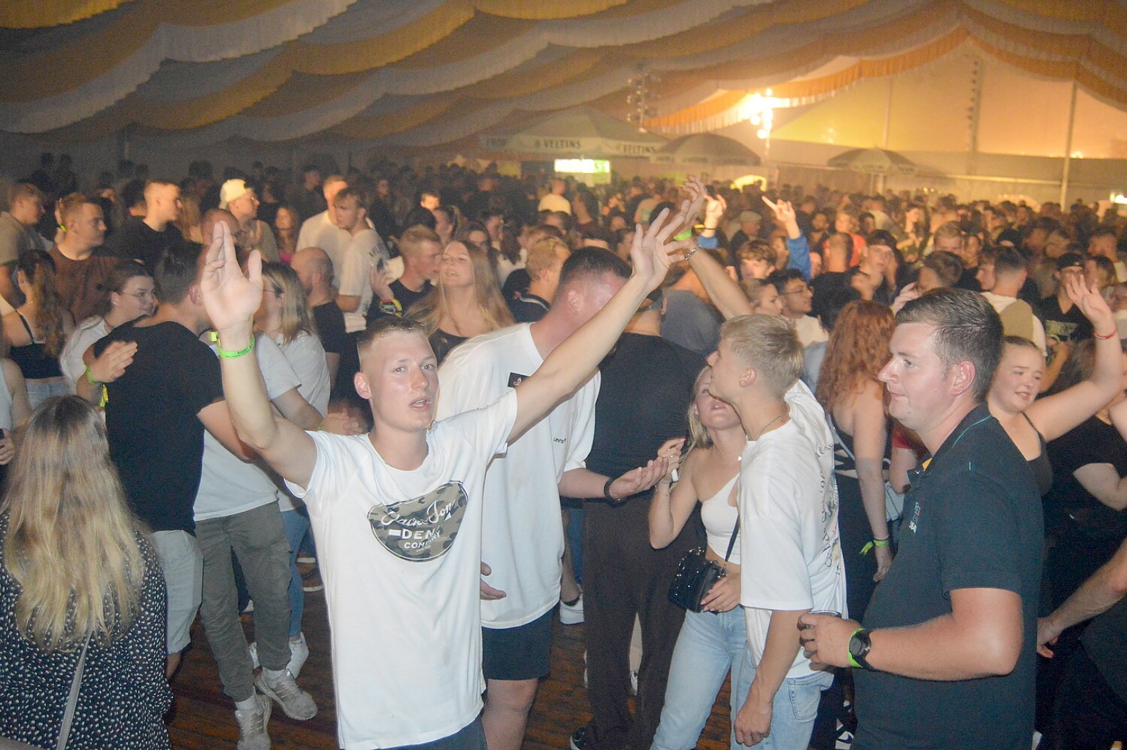 Disco-Abend auf Ostrhauderfehner Schützenfest - Bild 22