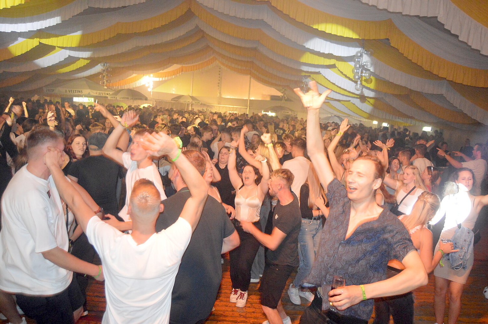 Disco-Abend auf Ostrhauderfehner Schützenfest - Bild 23