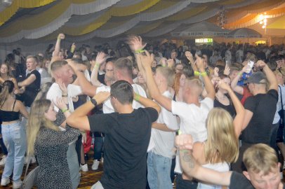 Disco-Abend auf Ostrhauderfehner Schützenfest - Bild 25