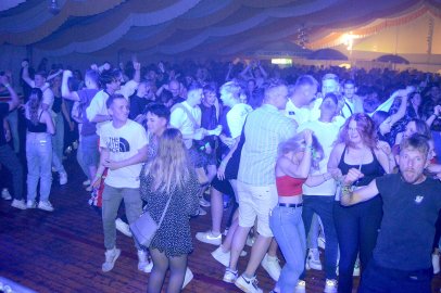 Disco-Abend auf Ostrhauderfehner Schützenfest - Bild 32