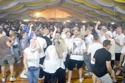 Disco-Abend auf Ostrhauderfehner Schützenfest - Bild 37