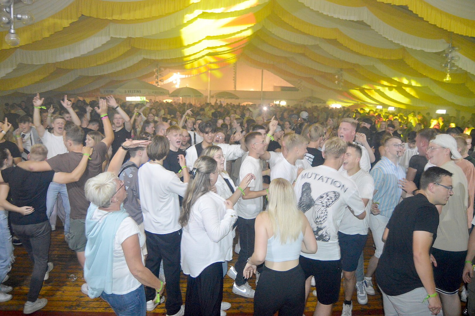 Disco-Abend auf Ostrhauderfehner Schützenfest - Bild 38