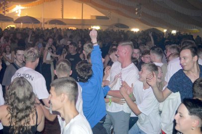 Disco-Abend auf Ostrhauderfehner Schützenfest - Bild 39