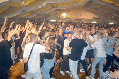 Disco-Abend auf Ostrhauderfehner Schützenfest - Bild 40