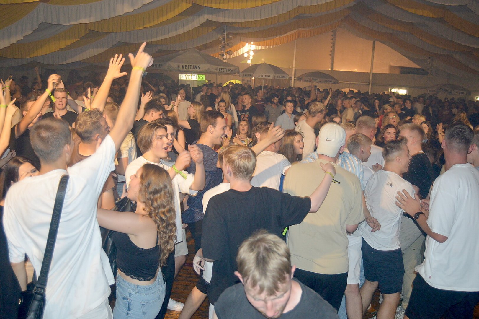 Disco-Abend auf Ostrhauderfehner Schützenfest - Bild 41