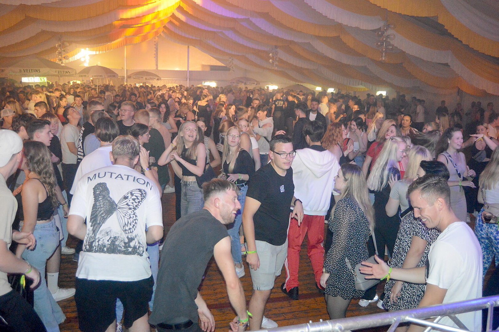 Disco-Abend auf Ostrhauderfehner Schützenfest - Bild 42