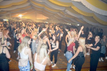 Disco-Abend auf Ostrhauderfehner Schützenfest - Bild 43