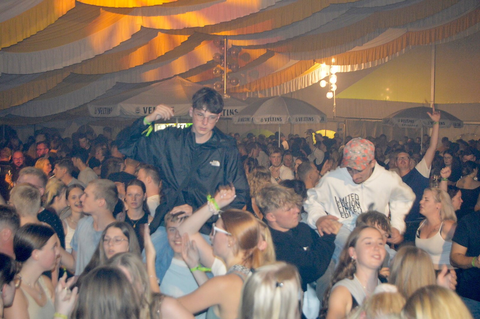 Disco-Abend auf Ostrhauderfehner Schützenfest - Bild 51