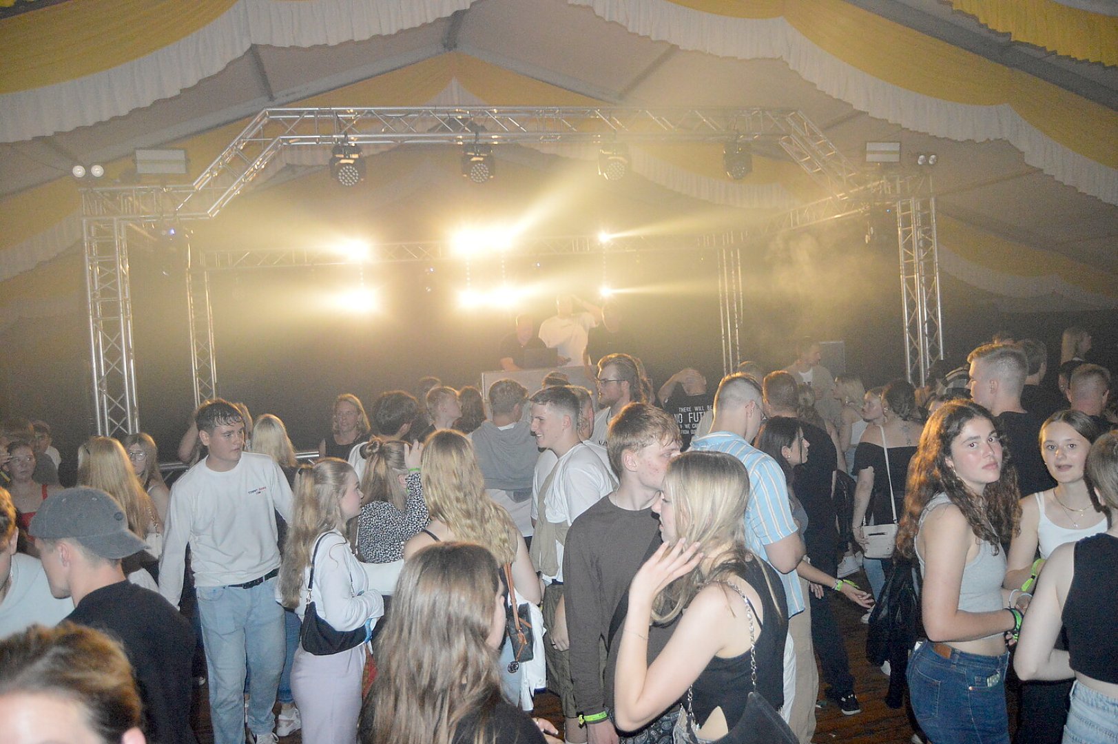 Disco-Abend auf Ostrhauderfehner Schützenfest - Bild 83