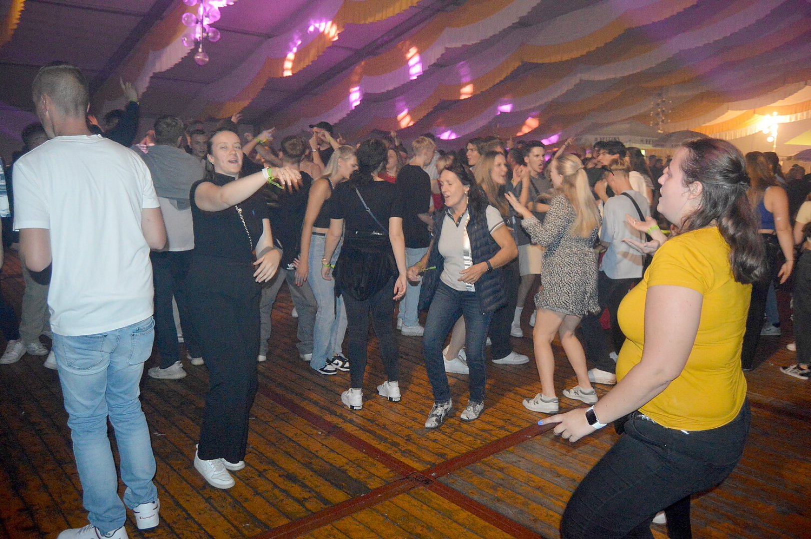 Disco-Abend auf Ostrhauderfehner Schützenfest - Bild 123