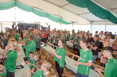 Völlenerkönigsfehner feierten ihr Schützenfest - Bild 73