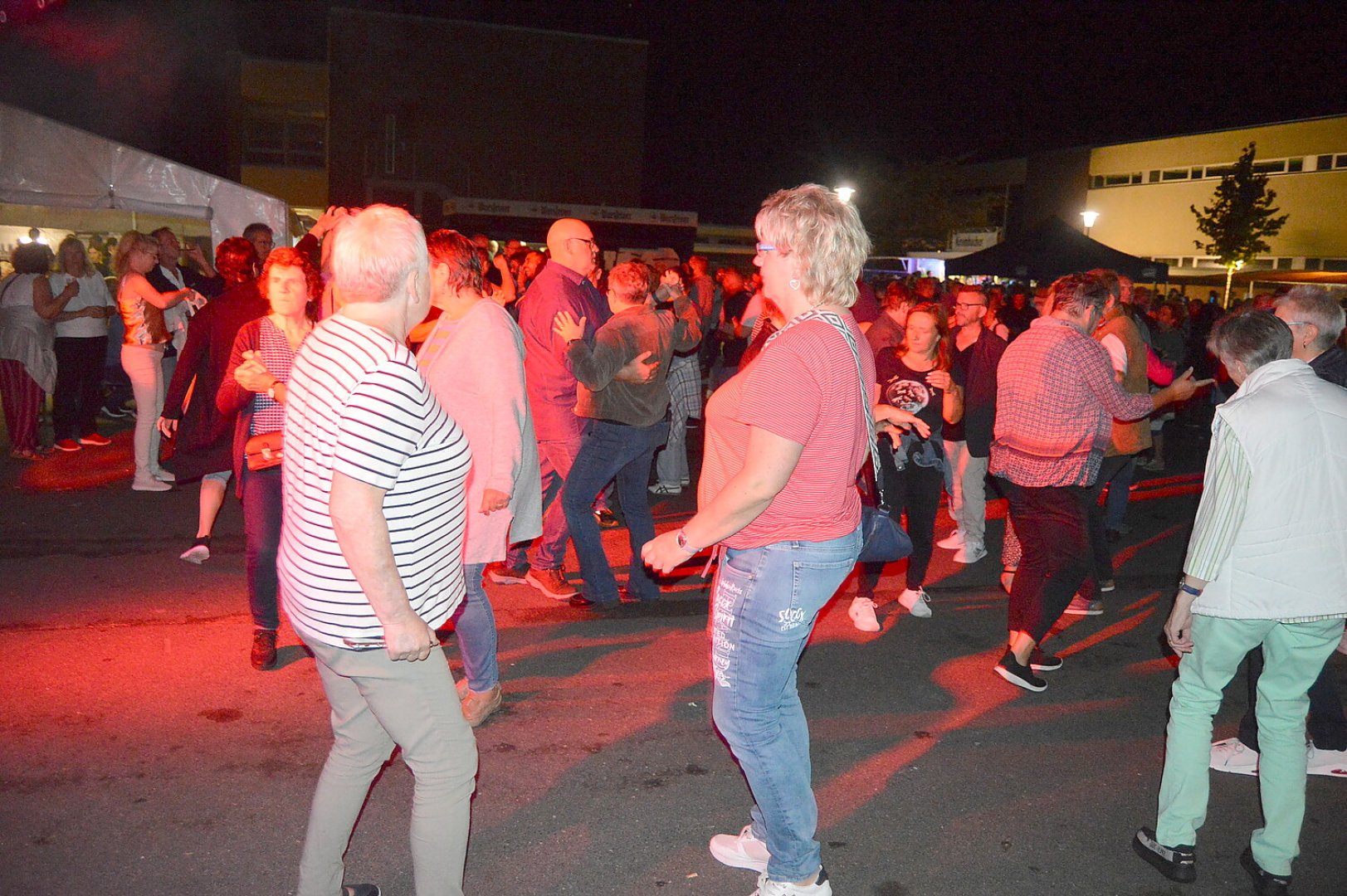 Gute Stimmung bei Oldie-Fete in Langholt - Bild 7