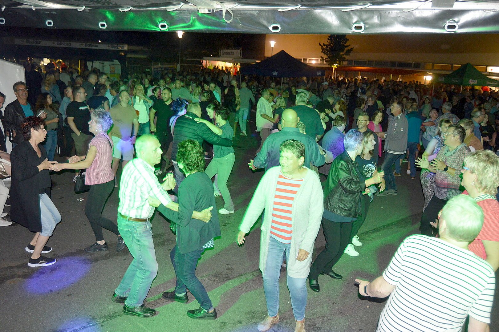 Gute Stimmung bei Oldie-Fete in Langholt - Bild 8