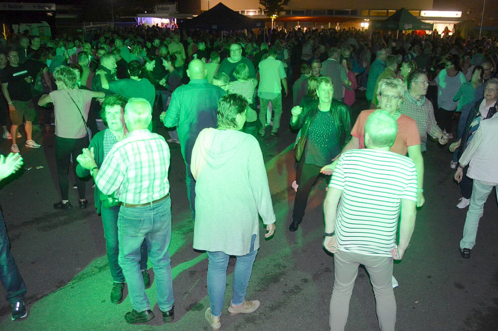 Gute Stimmung bei Oldie-Fete in Langholt - Bild 9