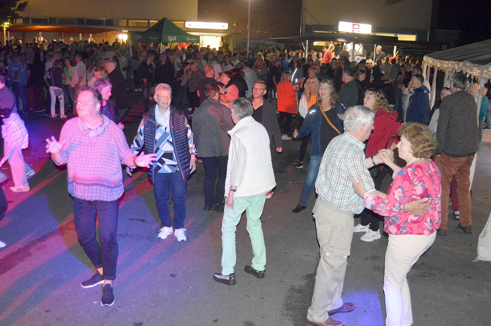 Gute Stimmung bei Oldie-Fete in Langholt - Bild 12