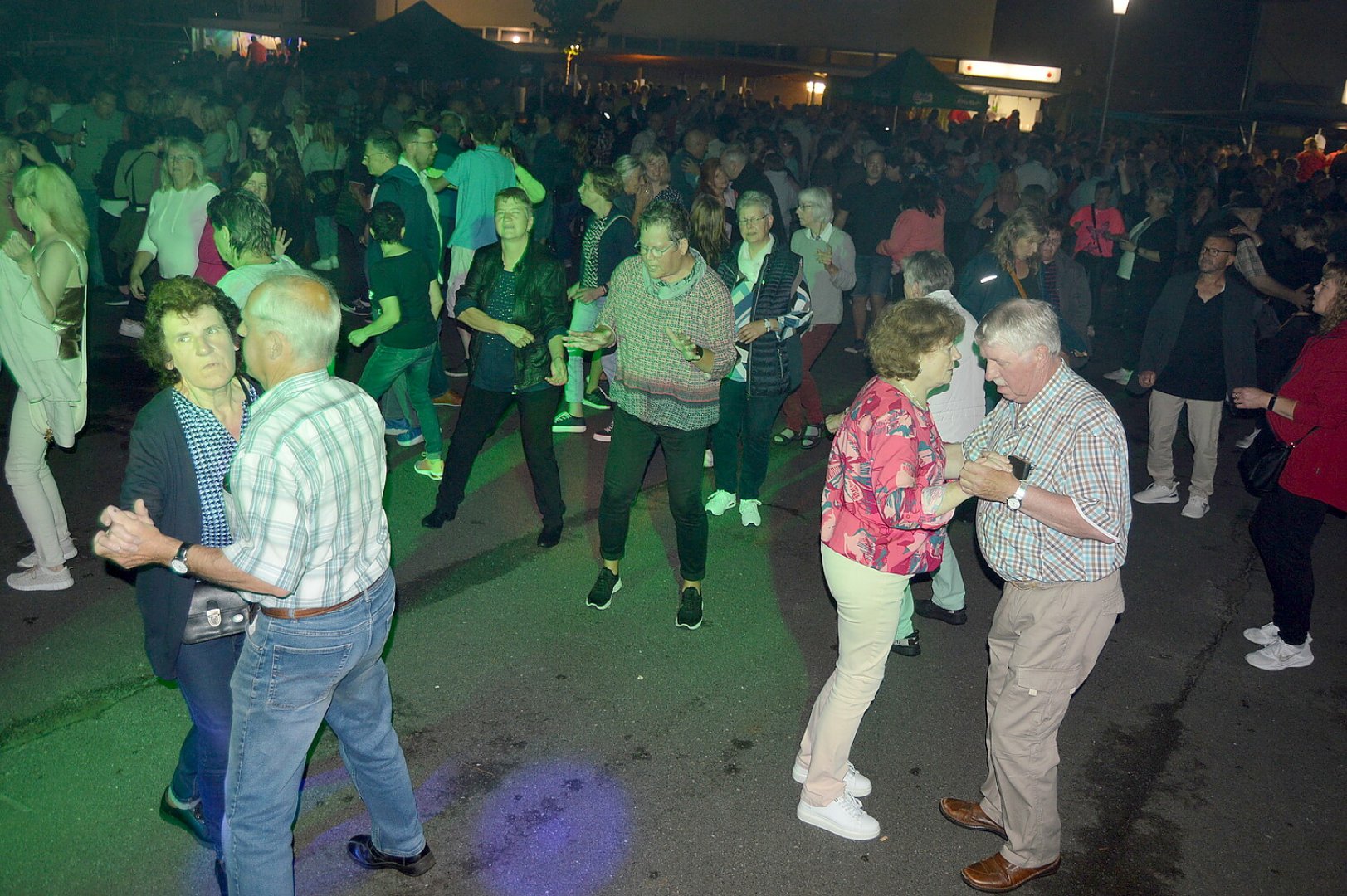 Gute Stimmung bei Oldie-Fete in Langholt - Bild 14